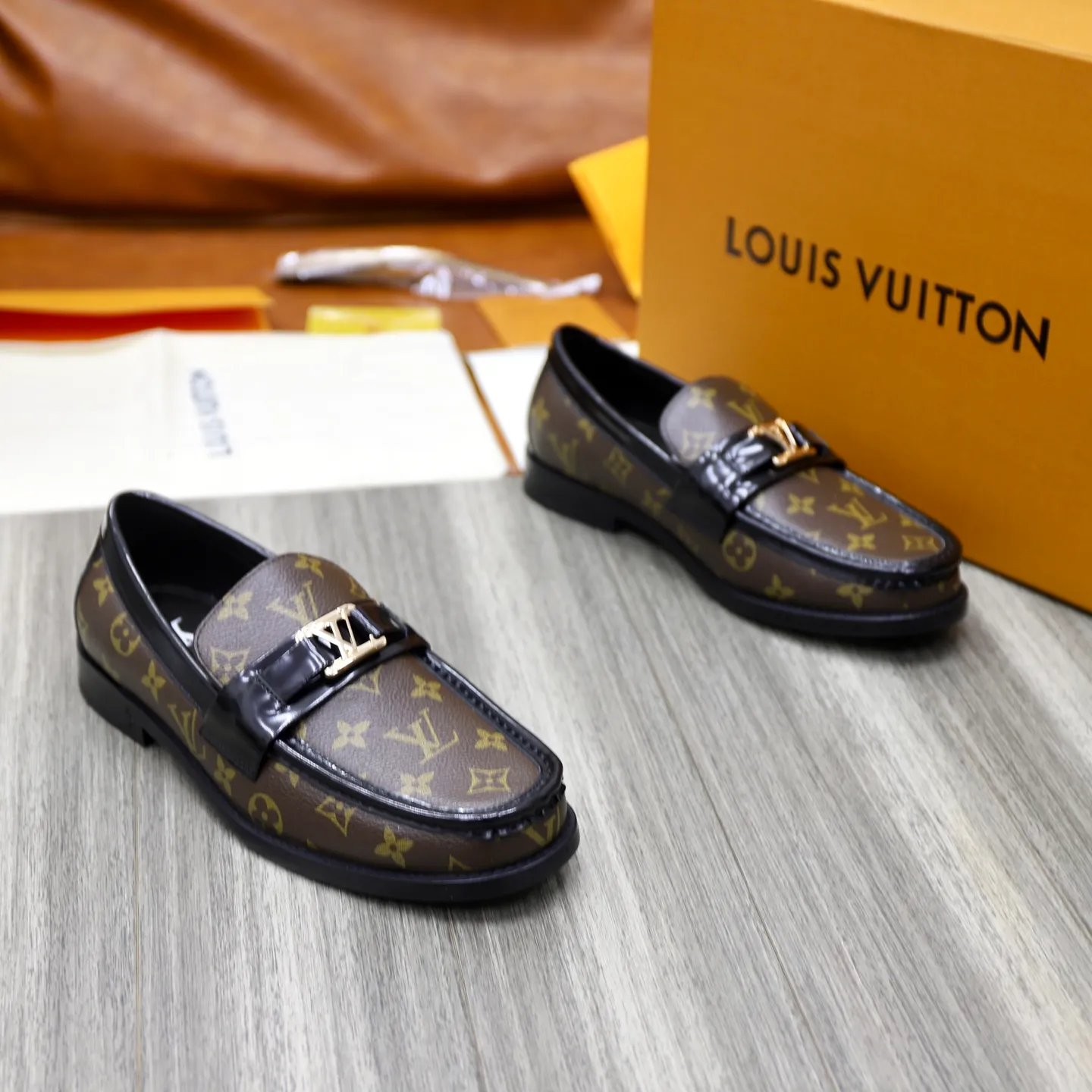 Men's Men's Shoes💰💰920LV Louis Vuitton Slip-on Loafers, top quality products from Guangzhou, ready for sale! This LV Glove loafer is made of selected soft cowhide, with a slightly wrinkled leather surface and a very high-end texture. Each pair is unique. The leather surface is light and soft, with a fine texture and good luster. It is a classic loafer style, with exquisite handmade mark stitching on the toe, and a square toe configuration to highlight the classic style. The horizontal band has hot-printed LV three-dimensional letters, semi-solid handcrafts and a genuine leather outsole, and a rubber patch on the heel to create wear-resistant performance and comfort. One of the must-have loafers for men! Comes with full original packaging! Code number: 38-39-40-41-42-43-44 (38, 45, 46 customized) standard leather shoe code